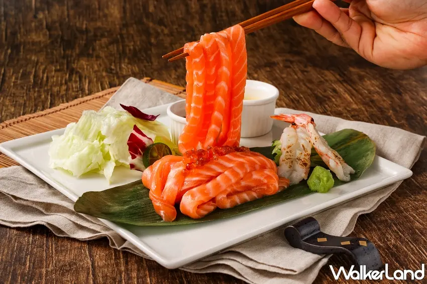 ▲筷子夾起晶瑩剔透的新鮮鮭魚條，展現「魚你相拌鮭魚麵」以魚代麵的奢華創意 。
圖／美威鮭魚提供；窩客島編輯李維唐整理