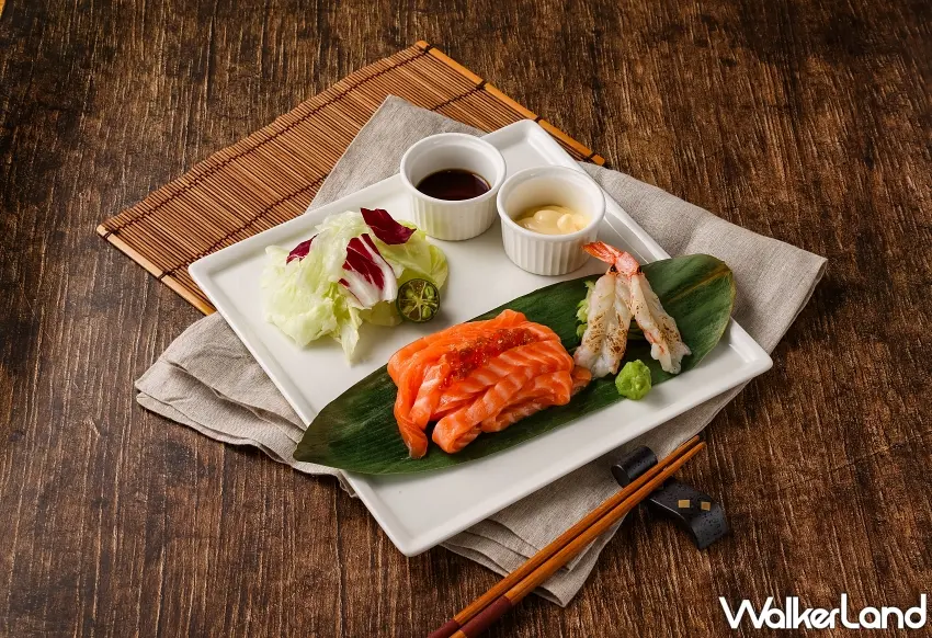 ▲台南西門店 10 週年限定「魚你相拌鮭魚麵」，附上靈魂白醋美乃滋與生食級天使紅蝦 。圖／美威鮭魚提供；窩客島編輯李維唐整理