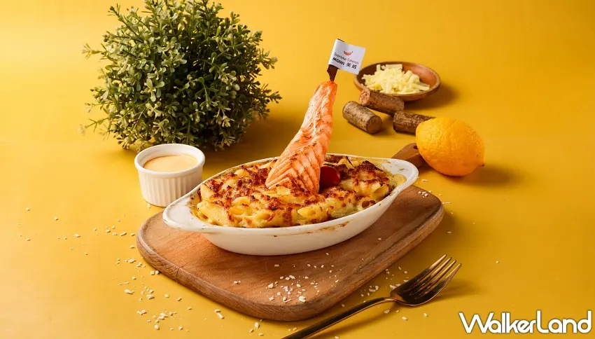 ▲視覺震撼的「焗烤鮭魚黃金船」，厚實鮭魚棒矗立於金黃起司筆管麵中，宛如深海帆船 。圖／美威鮭魚提供；窩客島編輯李維唐整理