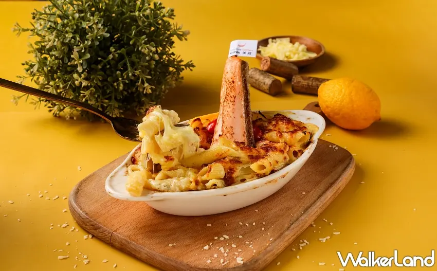 ▲「焗烤鮭魚黃金船」隨手一舀便是濃郁牽絲，完美融合法式香蒜白醬與鮮美鮭魚排 。圖／美威鮭魚提供；窩客島編輯李維唐整理