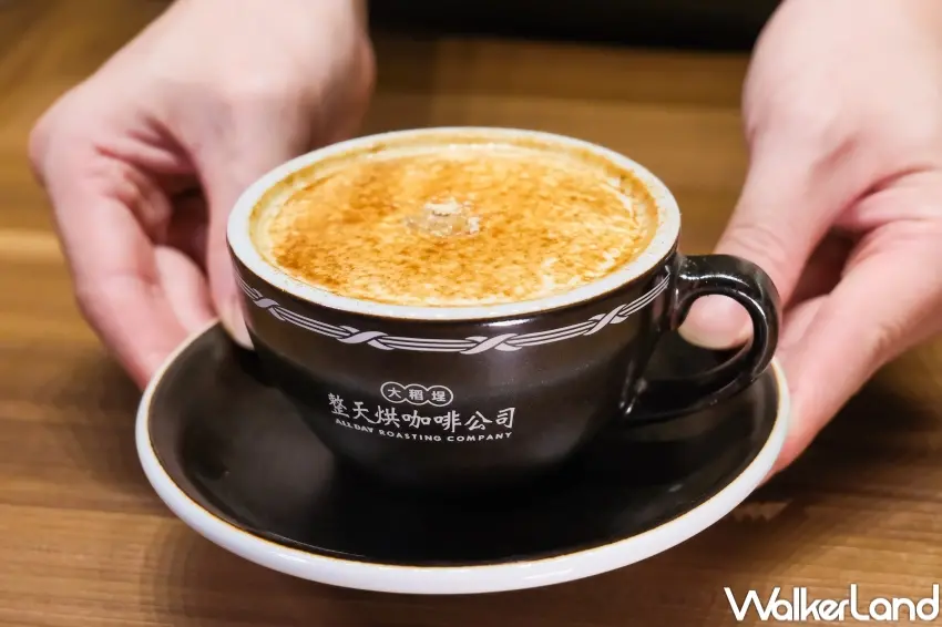 ▲ALL DAY ROASTING COMPANY專屬咖啡杯融入建築元素,搭配經典卡布奇諾成為粉絲必喝選擇。(攝影:張人尹)