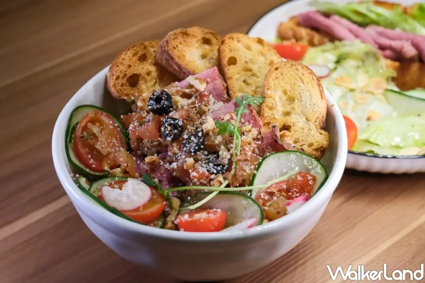 ▲ALL DAY ROASTING COMPANY提供黑胡椒牛肉沙拉與可頌,搭配自製醬料滿足粉絲鹹食需求。(攝影:張人尹)