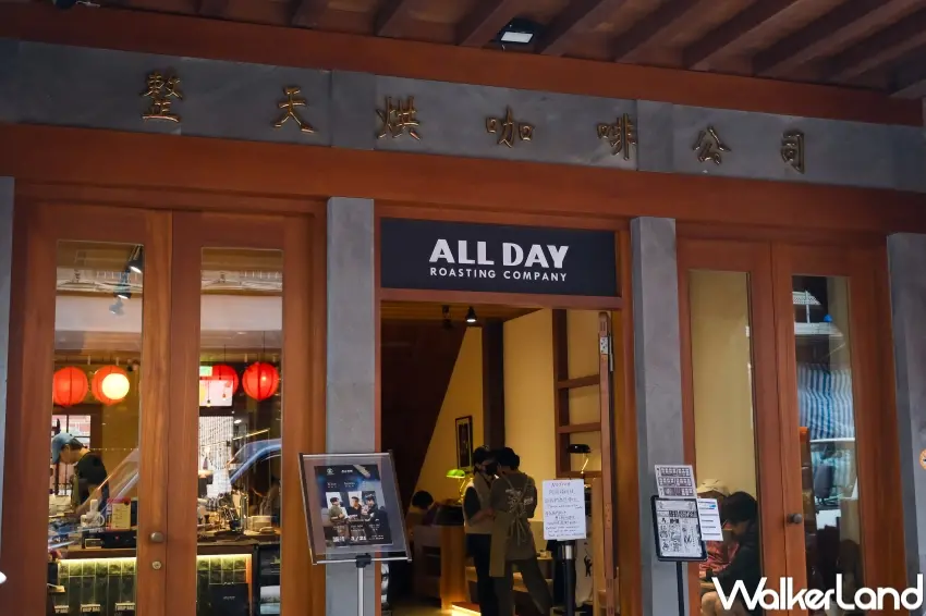 ▲ALL DAY ROASTING COMPANY保留莊義芳商行立面與老屋紋飾,呈現大稻埕百年建築細節魅力。(攝影:張人尹)