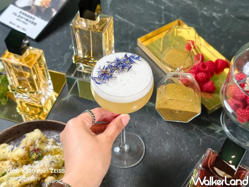 ▲嵩 sung 推出緋紅蜜桃蘋果與薰衣橙花2款調酒，結合果香與花香元素延伸香氛風味。（攝影：張人尹）