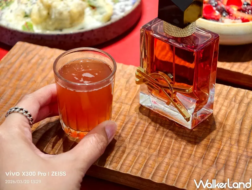 ▲嵩 sung 活動期間用餐可獲得 YSL Beauty 香氛兌換券，完成互動體驗還可兌換限定 Shot。（攝影：張人尹）