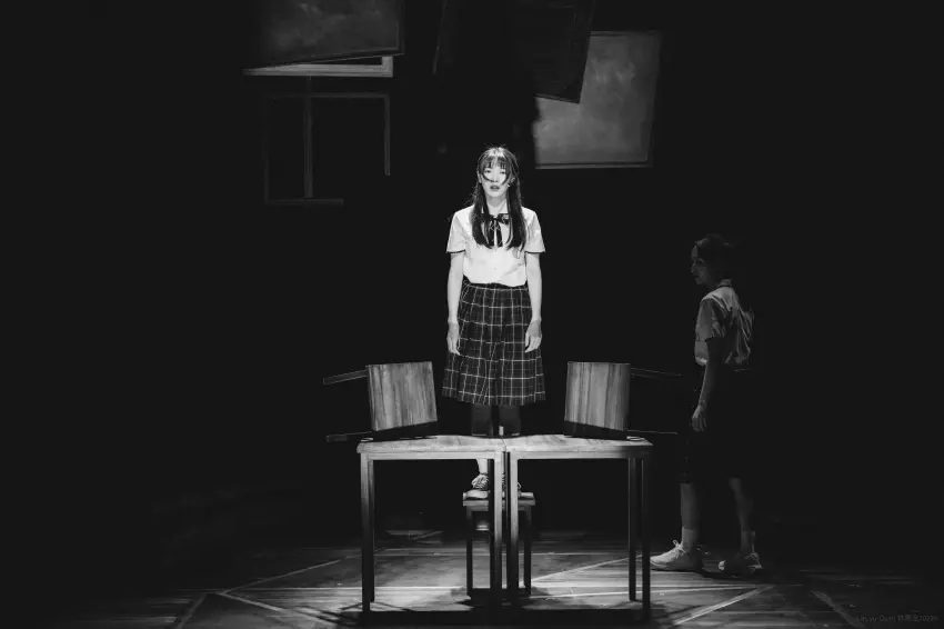 ▲舞台上強烈的光影對比象徵角色內心的掙扎,讓觀眾在看「有真與有真」時能深切感受到那份與過往和解的沉重與希望。