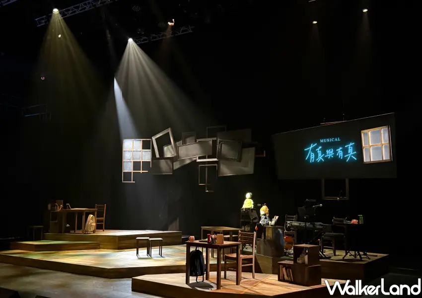 ▲「有真與有真」舞台設計精緻細膩,透過鋼琴與簡單的課桌椅走位,營造出最純粹的劇場感動。(攝影:鄭雅之)