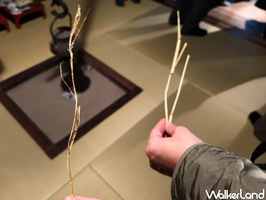 ▲散落地面的稻草,則被視為帶來平安與好運的象徵。(攝影:楊婷雅)