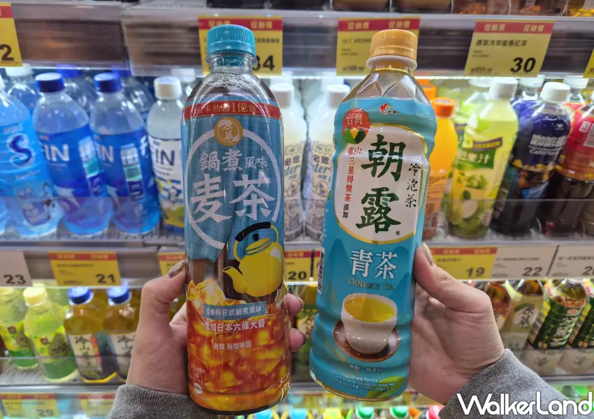 ▲全聯飲品推薦「原萃鍋煮風味麥茶」與「光泉朝露青茶」，無糖解膩最適合搭配茶系甜點。