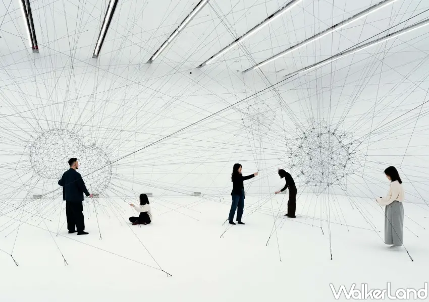 ▲觀眾可以走入大型沉浸式裝置〈算法．韻律〉，讓觀眾透過身體移動感受不同尺度的震動頻率。