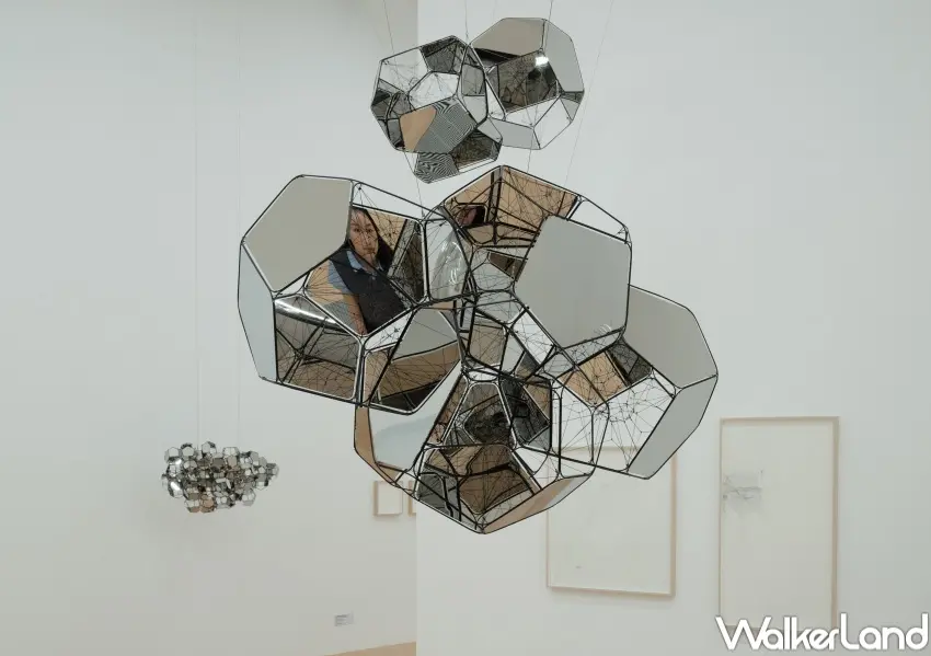 ▲〈熱力學的想像〉展間利用空氣與光構成生態系統，展現支持生命的無形能量流動。