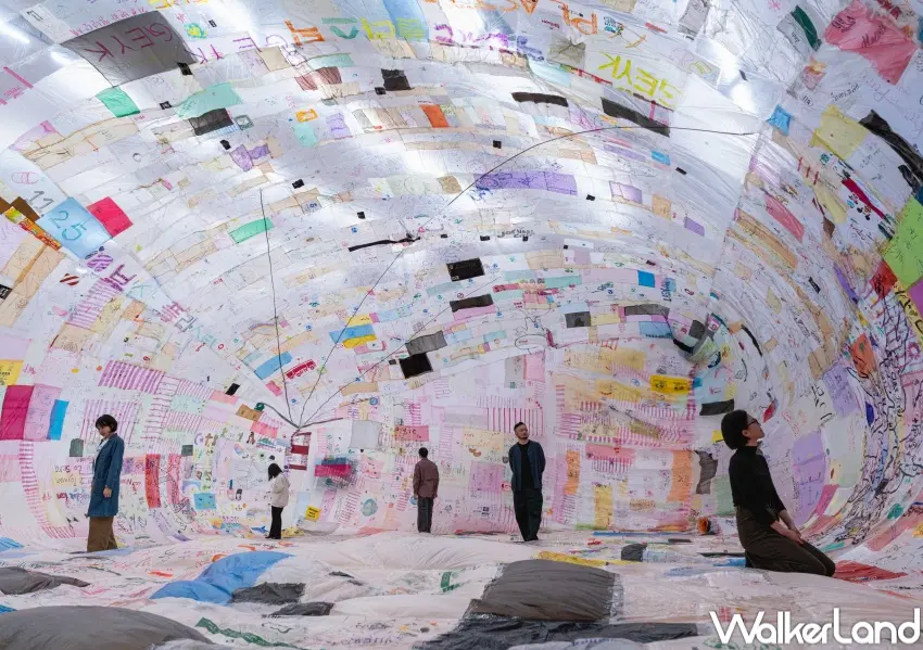 ▲首次來台作品〈太陽能飛行博物館〉由回收素材製成，展示依靠自然熱能升空的環保飛行願景。