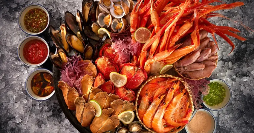 ▲台北寒舍艾美酒店推出春季優惠,住房加99元送1000元餐券。探索廚房平日下午茶69折,週末更限時升級提供龍蝦、帝王蟹及杜拜巧克力蛋糕。