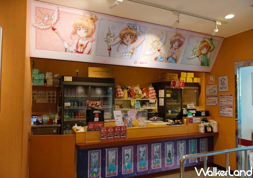 ▲壽司郎櫃檯掛上特製的小櫻聯名看板,展現充滿幻彩風格的庫洛魔法使主題店限定氛圍。(攝影:鄭雅之)