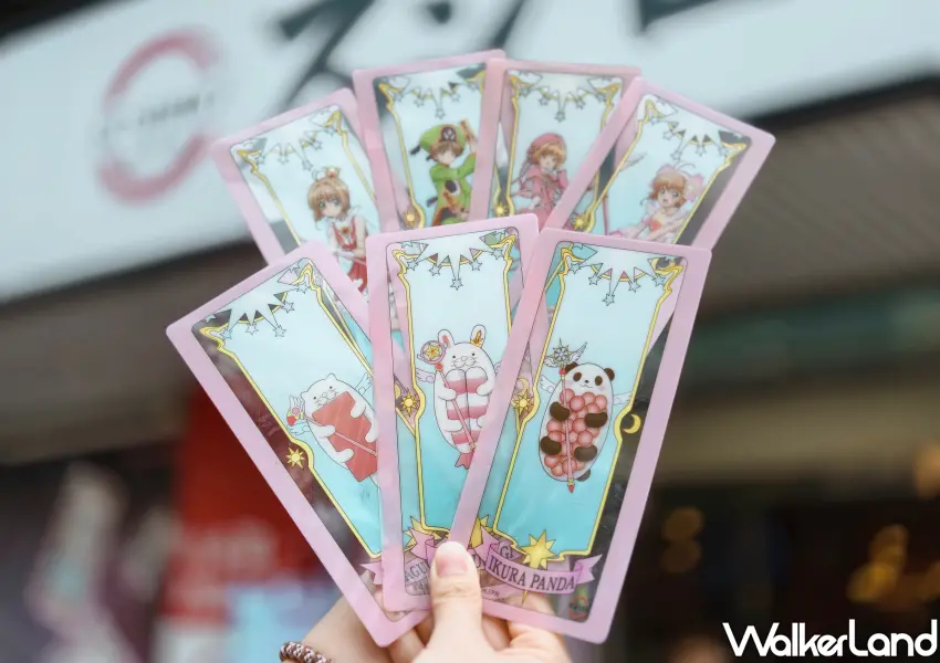 ▲壽司郎限量的庫洛魔法使盲袋透卡包含多款精緻角色,甚至是結合壽司元素的隱藏版透明卡牌,絕對是收藏控必搶的目標。(攝影:鄭雅之)