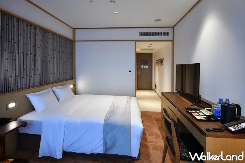 ▲【暖心饗宴雙人套票】入住「國聯大飯店」豪華客房，大片窗景直面城市天際線，步行即可抵達大巨蛋會場極具便利性。 圖／ezTravel易遊網提供；窩客島編輯李維唐整理