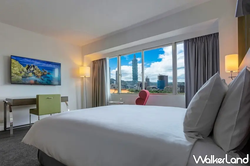 ▲【暖心饗宴雙人套票】入住「國聯大飯店」豪華客房，大片窗景直面城市天際線，步行即可抵達大巨蛋會場極具便利性。 圖／ezTravel易遊網提供；窩客島編輯李維唐整理