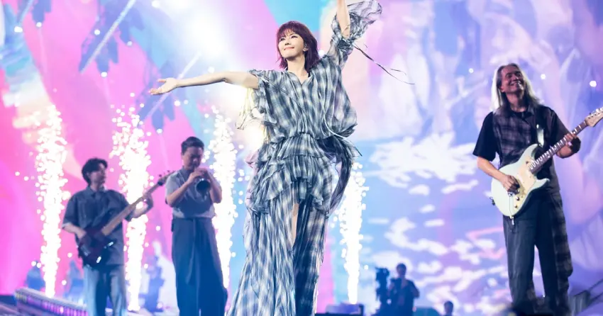 孫燕姿睽違12年台北開唱！大巨蛋《就在日落以後》巡演搶票攻略，易遊網獨家飯店門票套票3月24日開賣。