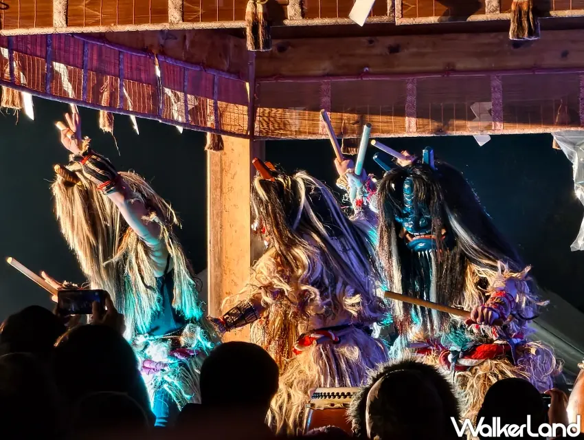 ▲「生剝鬼柴燈祭」第五場儀式於神樂殿舉行，由生剝親自演奏「生剝鬼太鼓」（なまはげ太鼓）。攝影：楊婷雅