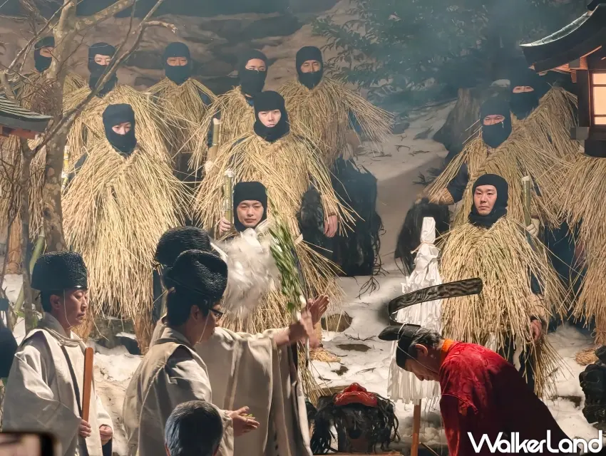 ▲充滿神祕氛圍的「生剝鬼入魂」（なまはげ入魂），來自各村落的年輕人將面具戴上的那一刻，象徵靈力附身，化身為生剝鬼。（攝影：楊婷雅雅）