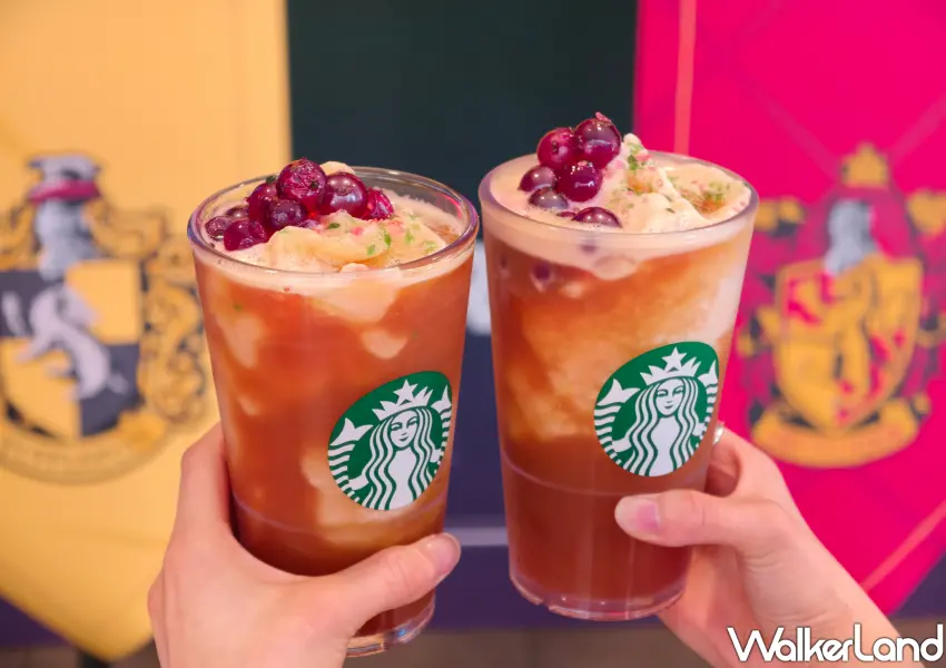 ▲星巴克Ｘ哈利波特聯名「蜂蜜公爵爆爆星冰茶」驚喜登場，彩色糖果碎超吸睛。(攝影：鄭雅之)