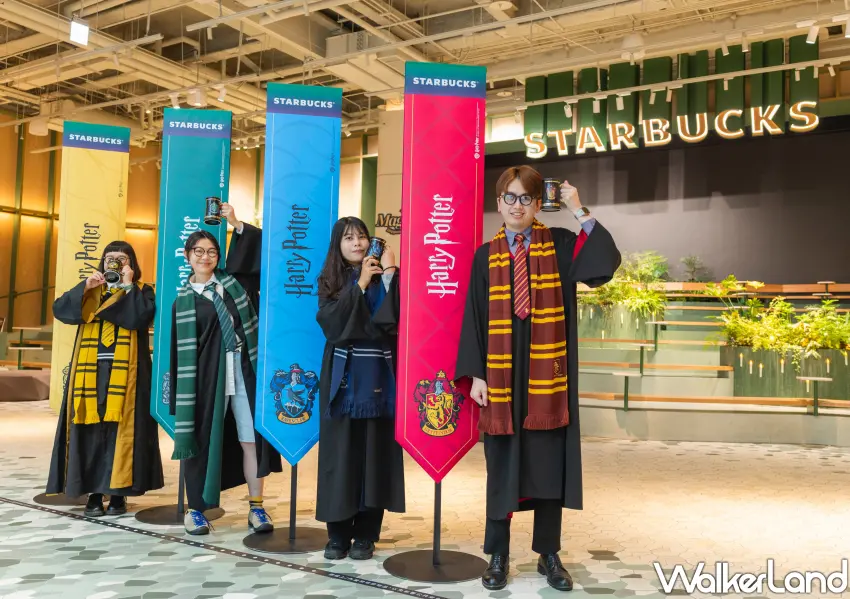 ▲粉絲集體變身霍格華茲學生，在星巴克門市大玩巫師袍租借。
