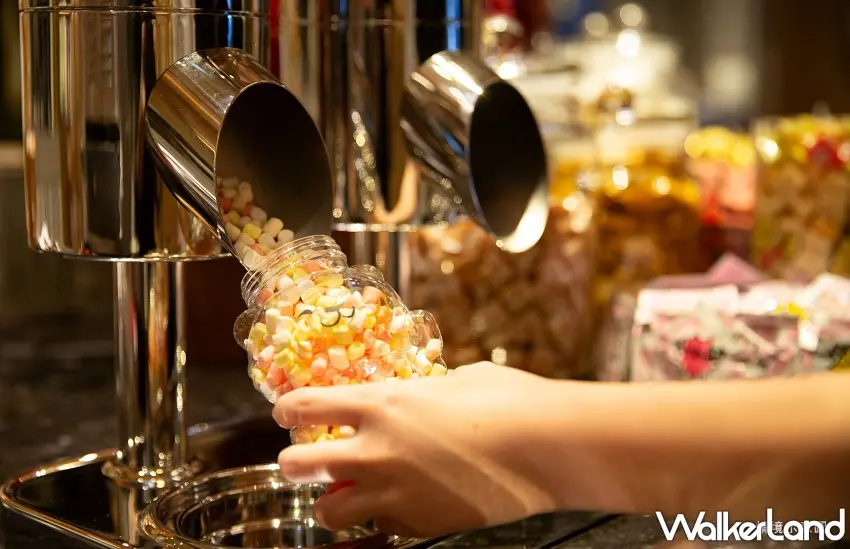 ▲台北萬豪Garden Kitchen「童樂時光」活動期間,午間餐期加碼贈兒童糖果袋乙個,現場提供超過20款繽紛糖果任選裝滿帶回家。此為情境示意圖,實際以餐廳提供為主。圖/台北萬豪酒店提供;窩客島編輯整理