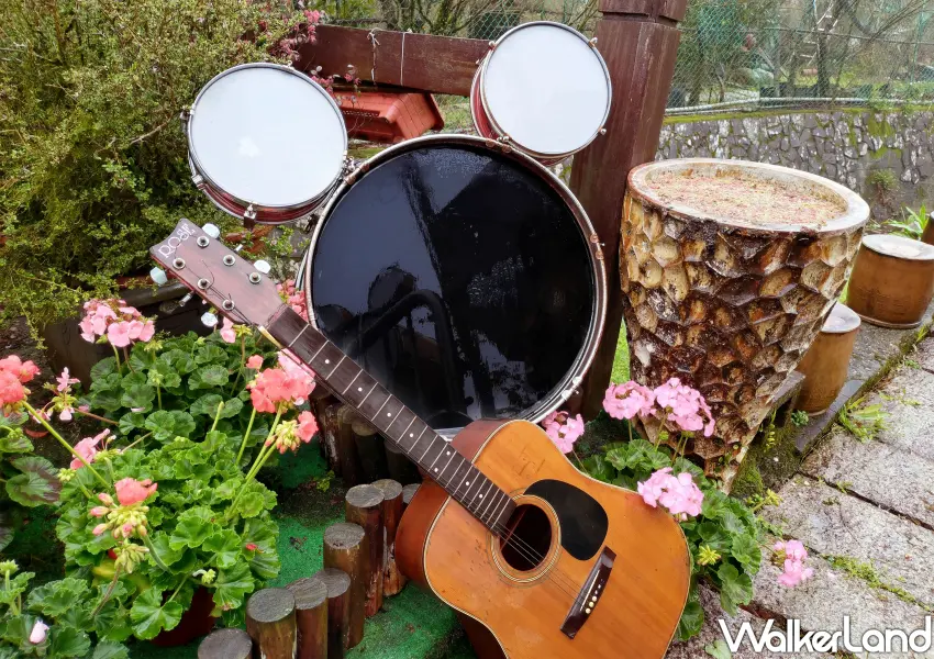▲「大梯田花卉生態農園」精心布置森林裡的音樂教室，老吉他與爵士鼓廢棄素材重生，營造竹子湖網美最愛的復古音樂氛圍。