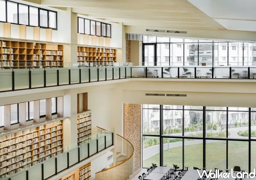 ▲台東縣立圖書館建築設計帶入東部山景，室內空間運用大面積玻璃窗引入光影。