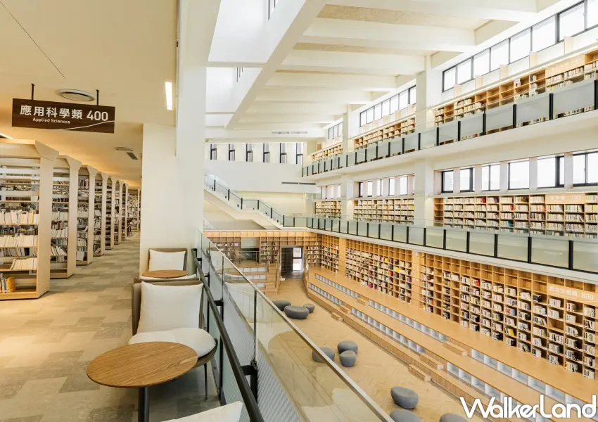 ▲台東縣立圖書館縱谷閱覽區階梯式閱讀平台與鵝卵石造型座椅，讓讀者彷彿置身於花東縱谷間。