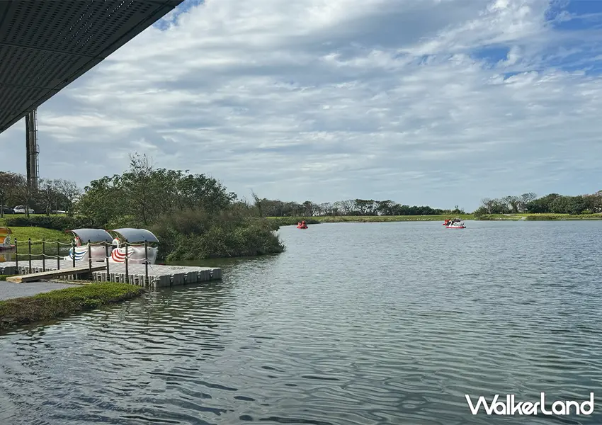 ▲桃園景觀咖啡推薦|The QiAO 喬寓咖啡 爆紅,湖畔第一排,看飛機喝下午茶超療癒。