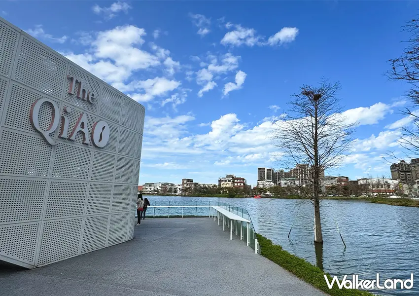 ▲桃園景觀咖啡推薦|The QiAO 喬寓咖啡 爆紅,湖畔第一排,看飛機喝下午茶超療癒。