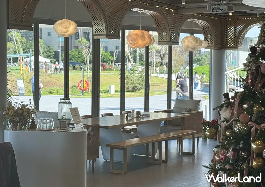 ▲桃園景觀咖啡推薦|The QiAO 喬寓咖啡 爆紅,湖畔第一排,看飛機喝下午茶超療癒。