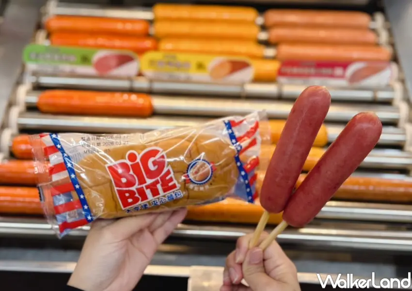 ▲7-ELEVEN推出原味香腸與大亨堡45元組合優惠，連假期間再加碼第二件半價，粉絲補充熱食更方便。