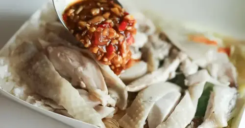 4間基隆雞肉飯必吃攻略！浮誇土雞瀑布、免費雞湯續喝，這幾間不吃會後悔。