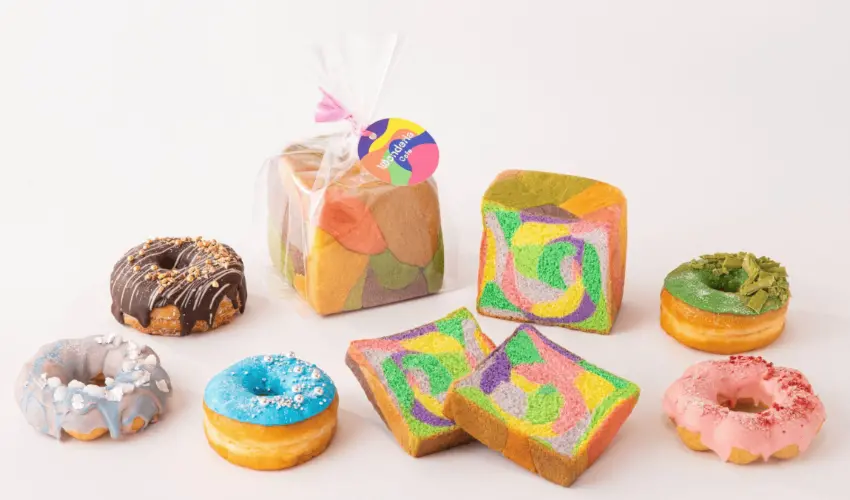 ▲咖啡廳推出使用品牌標誌彩虹色麵包「Wonderia  Bread」製作的餐點，夾入滿滿配料的三明治與漢堡很適合當午餐。