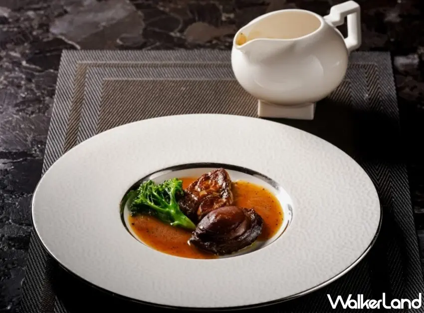 ▲遵循楊貫一大師古法的「阿一鮑魚」，選用頂級干鮑並以文火慢煨，呈現溏心軟糯境界 。 圖／雋Gen提供；窩客島整理