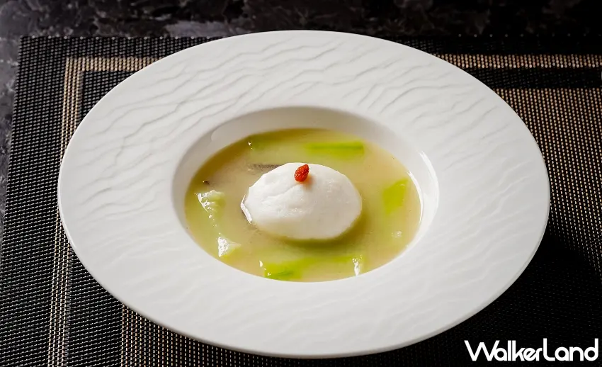 ▲「金湯白玉龍蝦球」展現主廚巧思，鮮彈龍蝦球盛放於金橘濃雞湯與滑嫩蒸蛋白之上 。 圖／雋Gen提供；窩客島整理