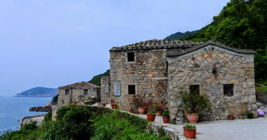 ▲「芹壁聚落」依山勢層層而建，整片花崗岩石屋面海排列，因而有「馬祖地中海」的美譽。