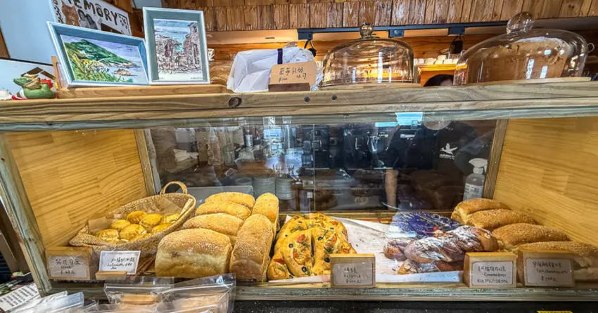 ▲「芹沃咖啡」除了咖啡外，也提供多款手作烘焙麵包，櫃內擺滿各式麵包與甜點，披薩更結合在地食材，風味獨特。