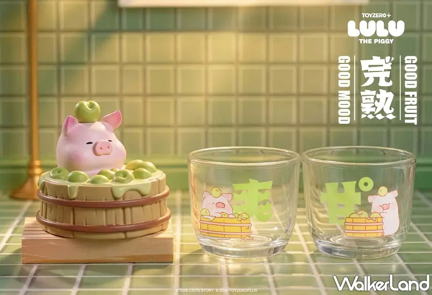 ▲禮盒內附贈的造型公仔，生動描繪罐頭豬LuLu泡在梅子浴中的慵懶模樣。圖／鑫羿文創提供；窩客島整理