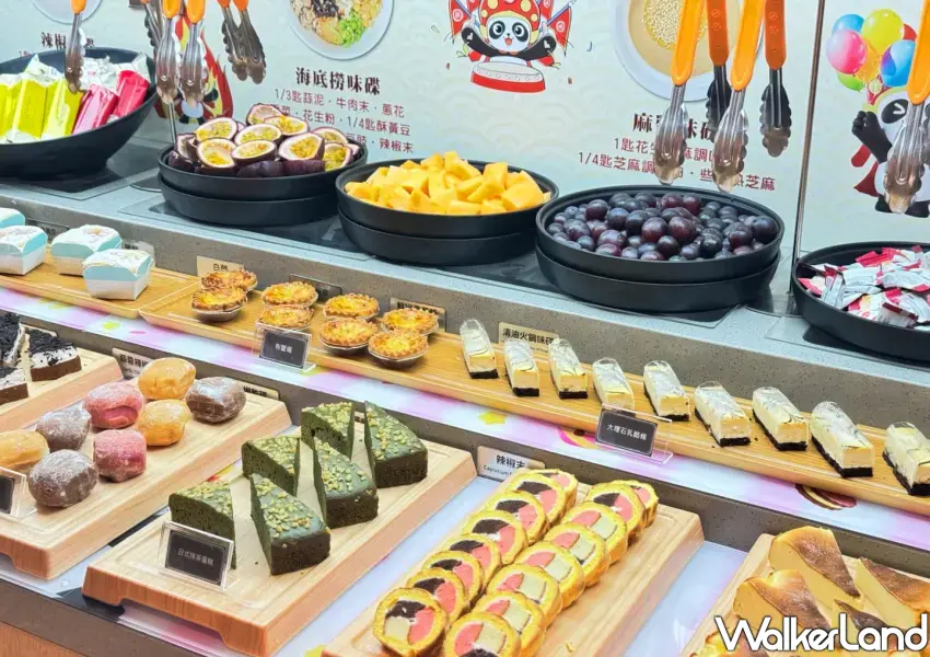 ▲海底撈甜點自助吧升級版，提供精緻小蛋糕和新鮮水果，無限供應。(圖為海底撈高雄大遠百，僅供示意)