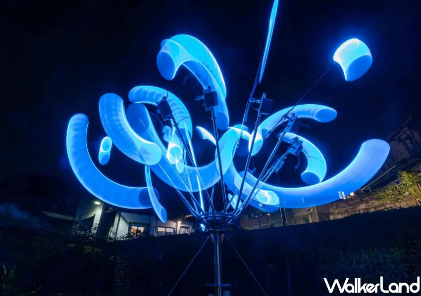 ▲由周柏慶創作的「有人在嗎？」，藍色發光動力裝置在夜間閃耀，展現後人類藝術魅力。