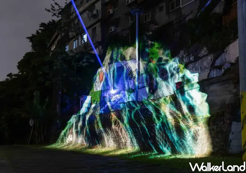 ▲「斷面訊號流」以數位瀑布震撼視覺，強烈雷射光束穿透夜空，吸引無數攝影愛好者前來取景。