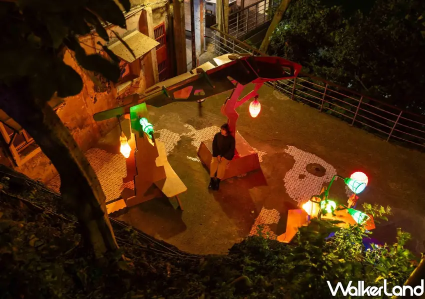 ▲坐於「附生棲所」裝置中，感受沉浸式光影氛圍，非常適合週末來場浪漫的台北文青行程。