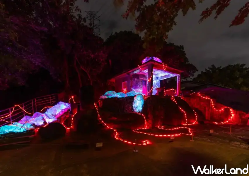 ▲「等高線上的居所」以藍紅光線勾勒地景脈絡，讓老舊房舍在夜晚顯得神祕又具歷史刻痕美感。