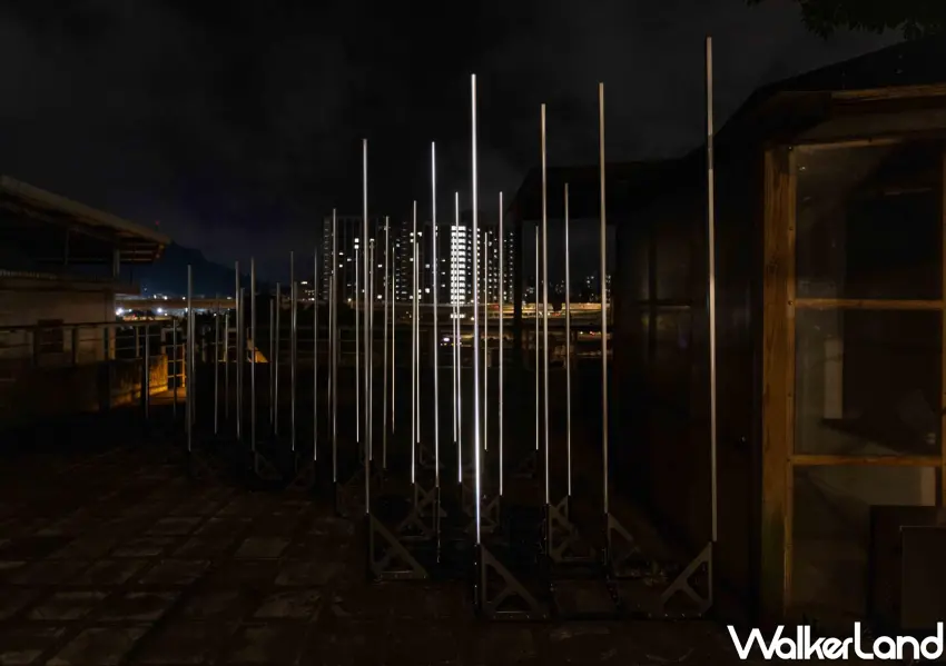 ▲郭展良的「隙語」利用垂直燈管重構光的線條，讓參觀者在行走間感知光影消退的微妙感官變化。