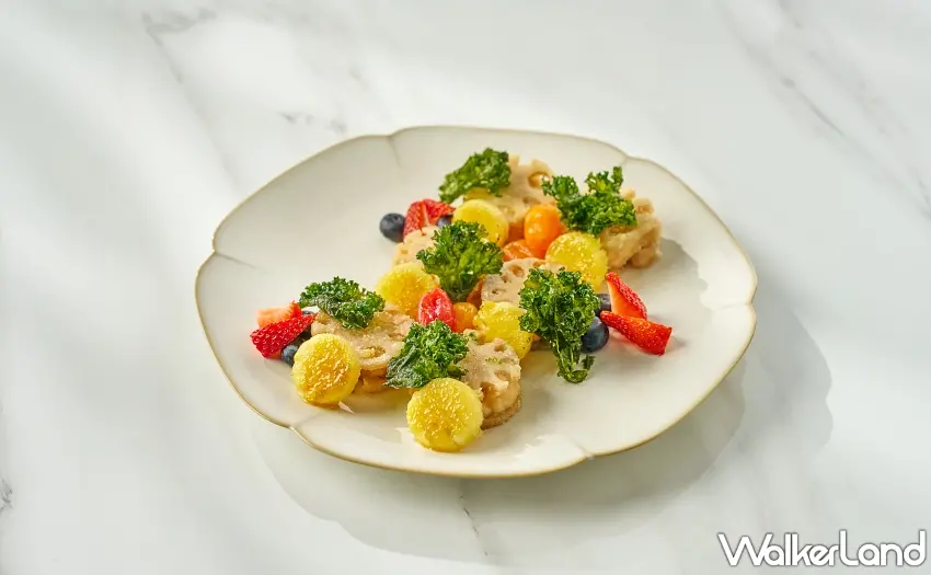 ▲菠蘿極汁蝦滑蓮藕餅」結合雲林蓮藕與屏東鳳梨極汁，層次鮮明且充滿在地春季風味。圖／六福旅遊集團提供；窩客島整理