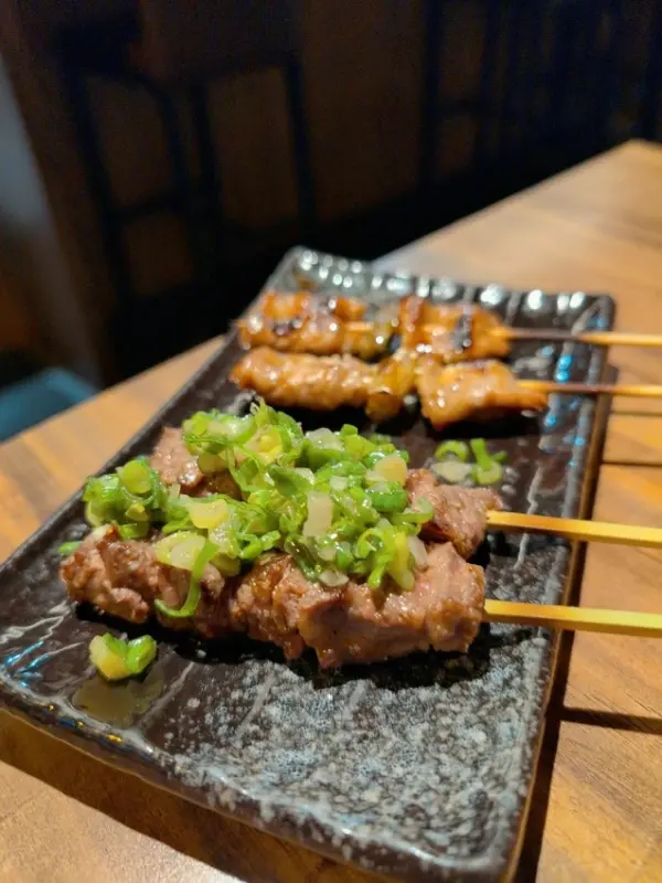 ▲大安森林公園日式料理推薦！Miso izakaya明太子雞肉、和牛肋條等串燒，開到凌晨。(攝影：部落客 And小姐)