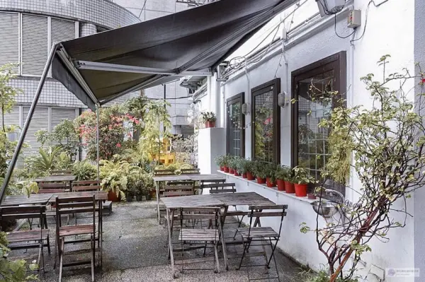 ▲大安森林公園咖啡廳推薦！純白色系歐風咖啡廳「桔梗JIEGENGE」，大安早午餐、下午茶推薦。(攝影：部落客 靜兒貪吃遊玩愛分享)